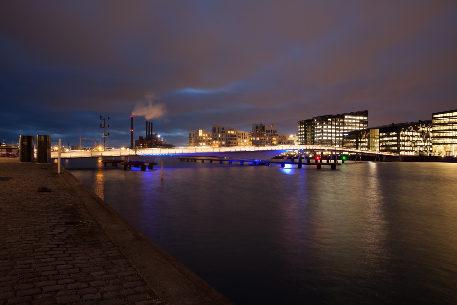 <h1>Bryggebroen i København </h1><h4>Lumenpulse Lumenbeam oplyser Bryggebroen, DMX kontrol system med LumenTalk</h4>