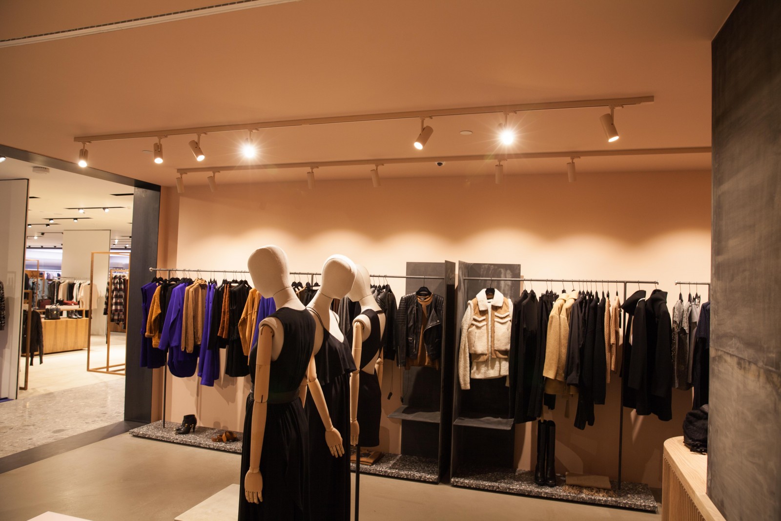 <h1>High End Fashion Store </h1><h4>Belysning Klassisk Messing armaturer og skinnespots med LED-kvalitets lys</h4>